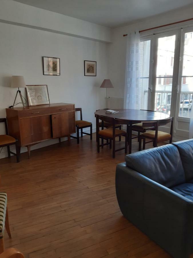 Charmant Appartement Au Pied Du Chateau Gien Exterior foto