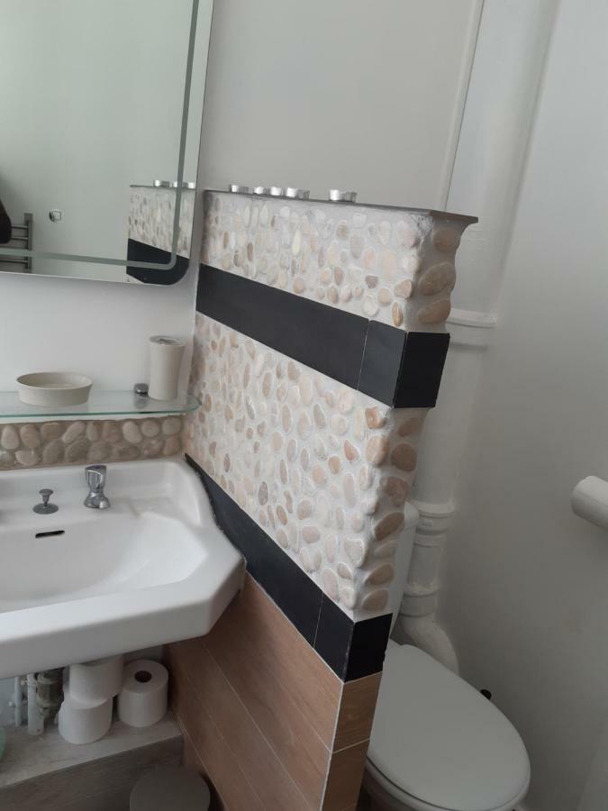 Charmant Appartement Au Pied Du Chateau Gien Exterior foto