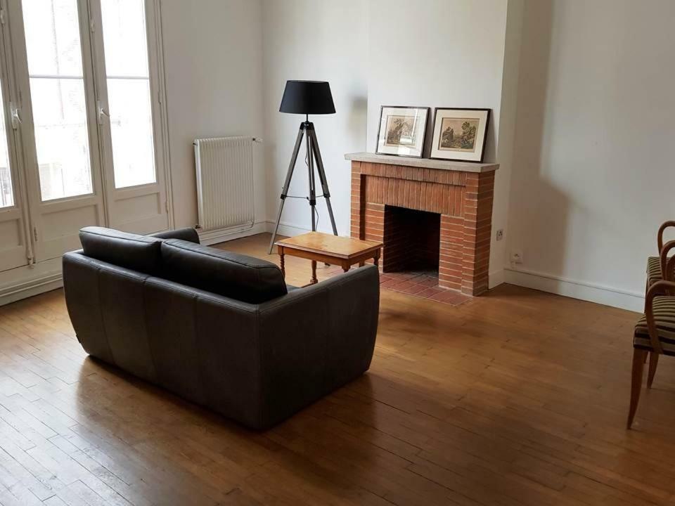 Charmant Appartement Au Pied Du Chateau Gien Exterior foto